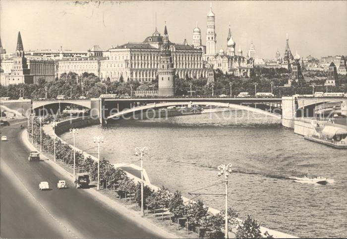 Moskau Moscou Partie an der Moskwa mit Blick auf das Kreml Gebaeude