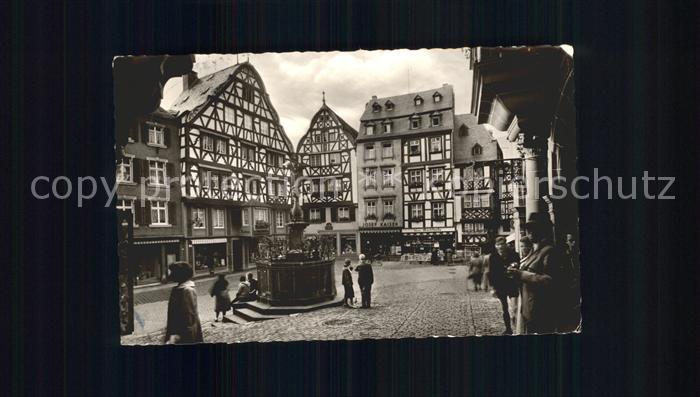 BERNKASTEL-KUES Berncastel Rheinland-Pfalz Marktplatz mit Brunnen