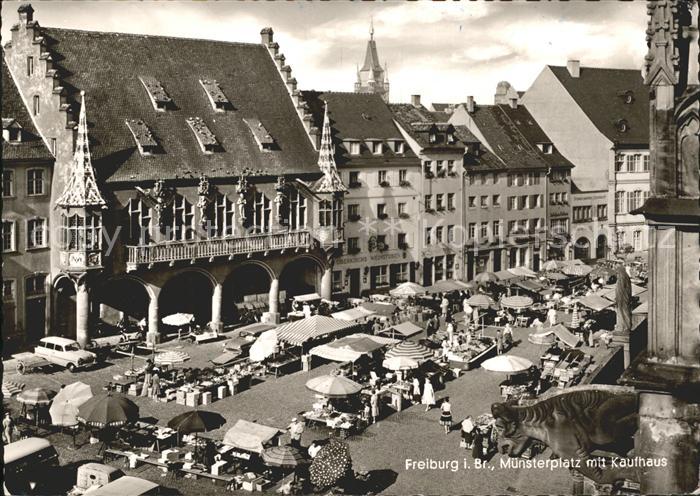 Freiburg Breisgau Muensterplatz mit Kaufhaus
