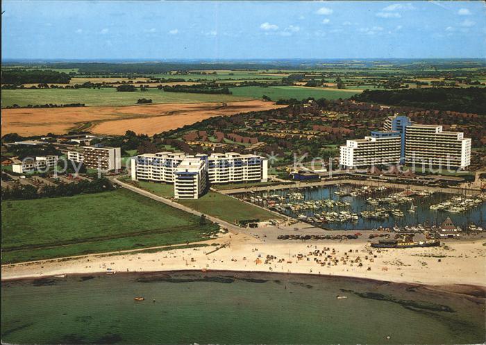 Damp Fliegeraufnahme mit Strand und Hafen