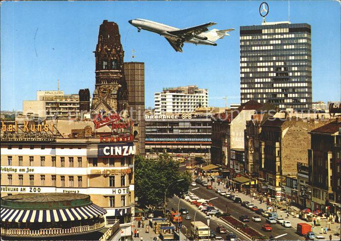 BERLIN  CITY Kurfuerstendamm Passagierflugzeug im Landeanflug