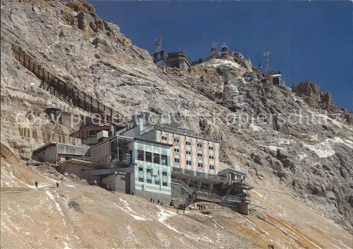 Zugspitze Schneefernerhaus mit Gipfelblick und Bergstation