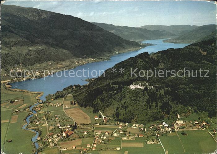 Ossiachersee mit Ruine Landskron Fliegeraufnahme