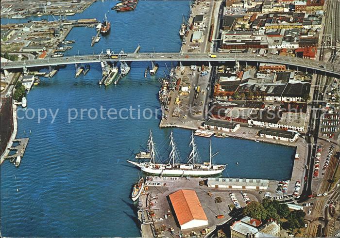 Goeteborg Goeteborgs hamn Viking med Goeta aelvbron i bakgrunden