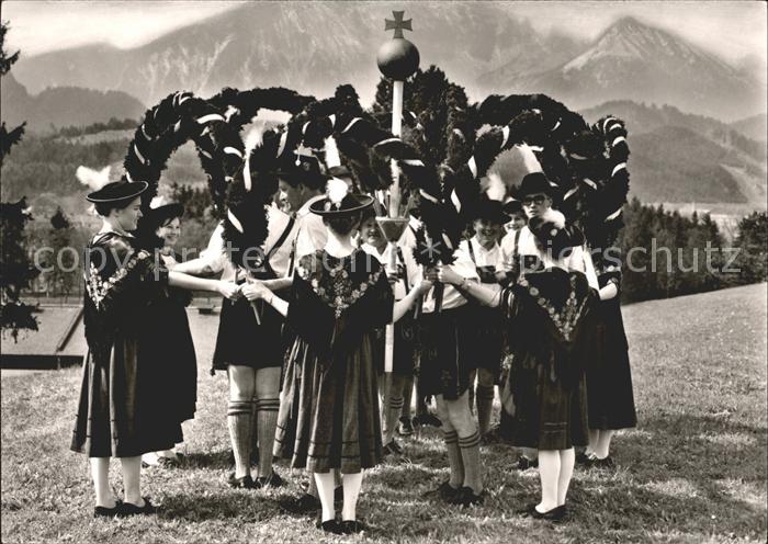 Fuessen Allgaeu Neuschwanstoaner Kronentanz Trachten Tradition