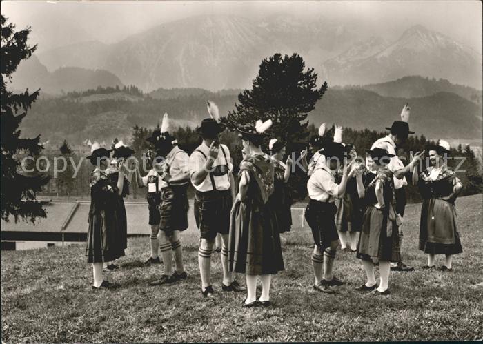 Fuessen Allgaeu Neuschwanstoaner Figurentanz Trachten Tradition