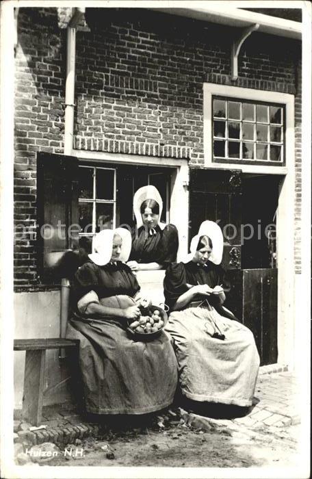 Huizen Frauen in Tracht