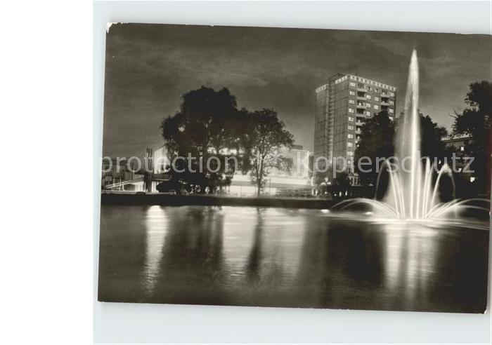 Suhl Thueringer Wald Centrum Warenhaus bei Nacht Fontaene