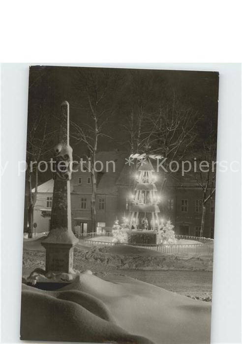 Oberwiesenthal Erzgebirge Pyramide am Markt mit Postmeilensaeuse