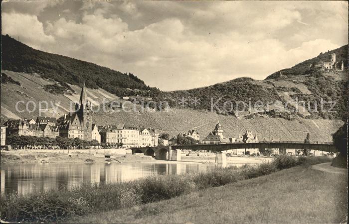 BERNKASTEL-KUES Berncastel Rheinland-Pfalz Uferpartie an der Mosel Bruecke Kirch