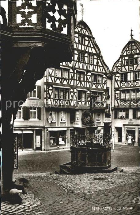 BERNKASTEL-KUES Berncastel Rheinland-Pfalz Marktplatz Brunnen Fachwerkhaus
