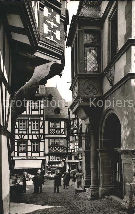 BERNKASTEL-KUES Berncastel Rheinland-Pfalz Partie am Rathaus Fachwerkhaus Erker