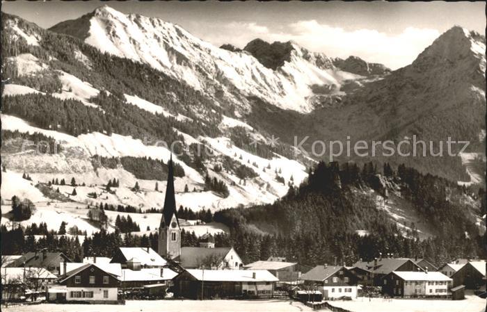 Fischen Allgaeu Ortsansicht mit Kirche Wintersportplatz Alpenpanorama