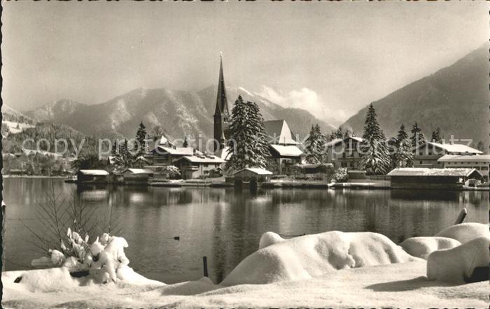Rottach-Egern Ortsansicht mit Kirche Winterpanorama Tegernsee Bodenschneid Alpen