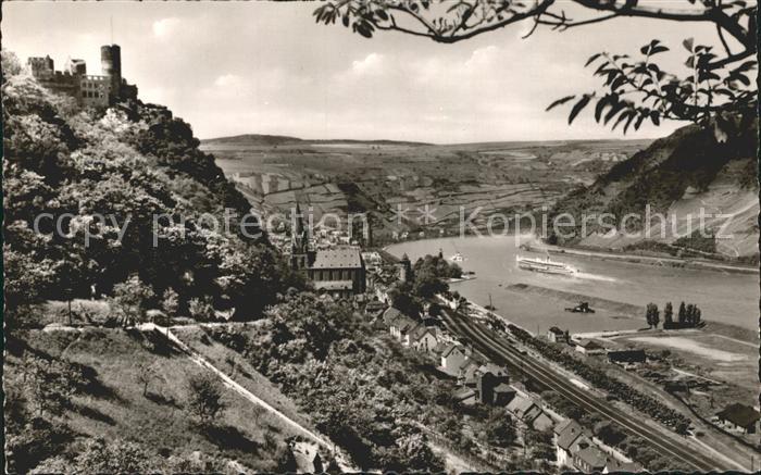 Oberwesel Rhein Panorama mit Ruine Schoenburg Eisenbahn