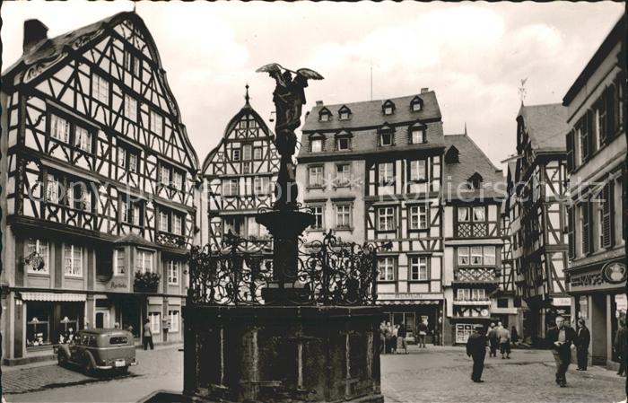 BERNKASTEL-KUES Berncastel Rheinland-Pfalz Marktplatz mit St Michael Brunnen Fac