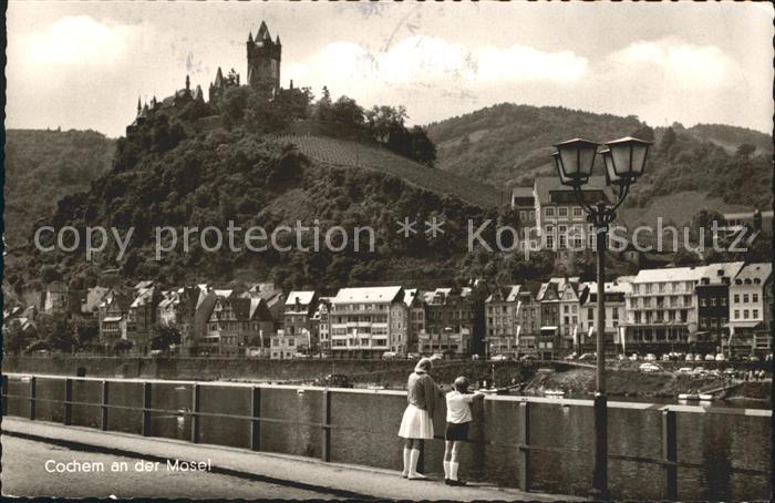 Cochem Mosel Partie am Fluss Blick zur Reichsburg