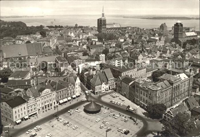 Stralsund Mecklenburg Vorpommern Blick ueber die Stadt Kirche Ostsee Fliegeraufn