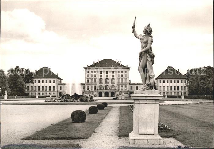 Muenchen Bayern Schloss Nymphenburg Park Statue Fontaene