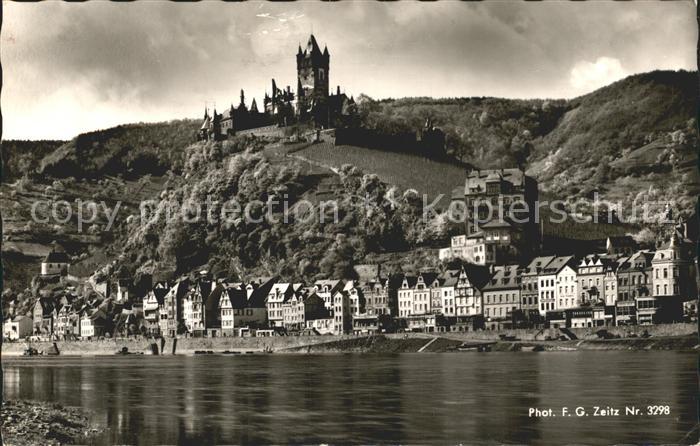 Cochem Mosel Uferpartie am Fluss mit Blick zur Reichsburg