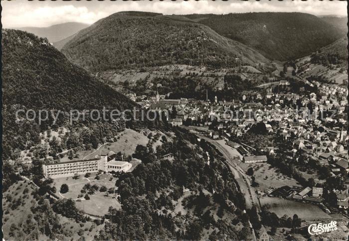 Bad Urach Perle der Schwaebischen Alb Fliegeraufnahme