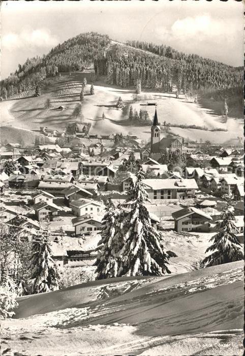 Oberstaufen Oberallgaeu Bayern Ortsansicht mit Kirche Schrothkurort Wintersport