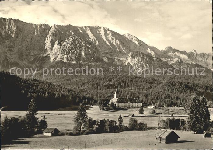 Elmau Schloss mit Wettersteinwand