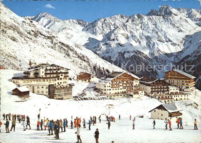 Hochsoelden Ortsansicht Skilaeufer