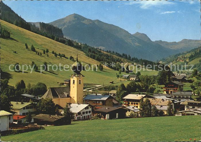 Saalbach-Hinterglemm mit Kirche und Zwoelferkogel