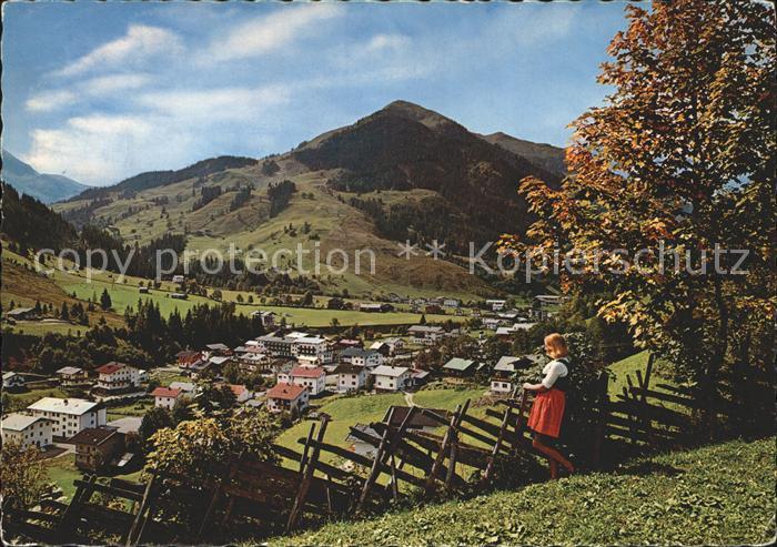 Hinterglemm Saalbach mit Zwoelferkogel Trachtenmaedchen