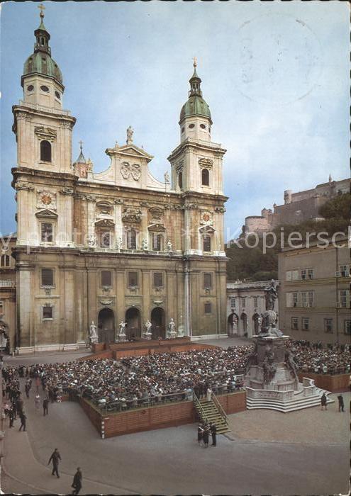 Salzburg Oesterreich Dom und Dorfplatz Theaterauffuehrung des Jedermann