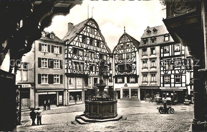 BERNKASTEL-KUES Berncastel Rheinland-Pfalz Marktplatz Michaelsbrunnen Fachwerkha
