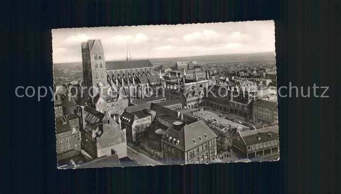 LueBECK  CITY Blick vom Petrikirchturm auf St Marien und Rathaus