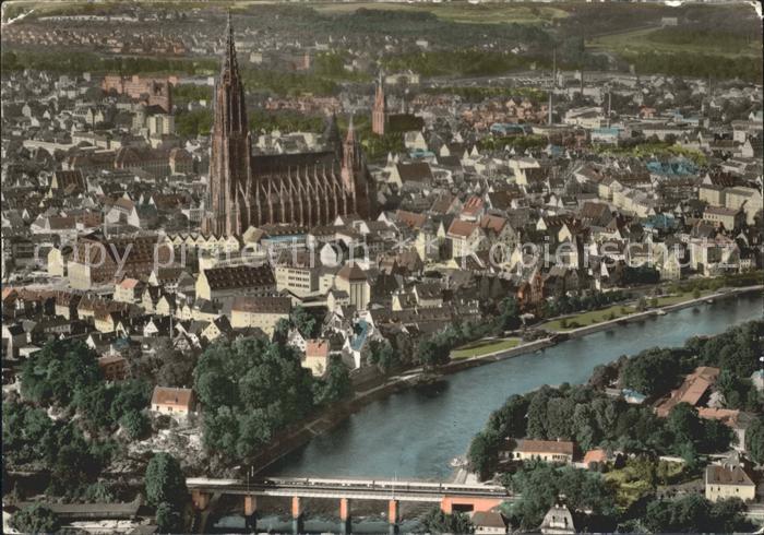 Ulm Donau Fliegeraufnahme Dom und Donaupartie