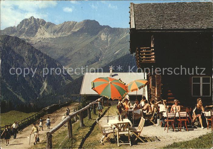 Lanersbach Hoellensteinhuette mit Kalkwandspitze Zillertal