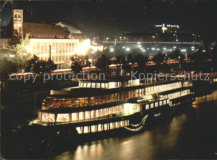 Koeln Rhein Schiff bei Nacht