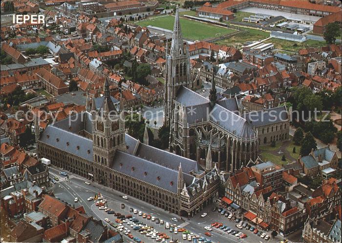 Ieper Grote Markt Lakenhallen en St Maartens Kathedraal Fliegeraufnahme
