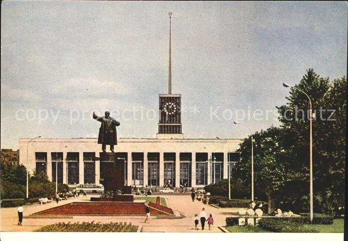Leningrad St Petersburg Lenin Denkmal auf dem Lenin Platz mit Finnischem Bahnhof