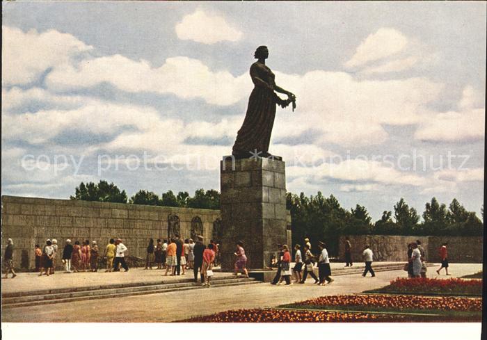 Leningrad St Petersburg Gedenkfriedhof  Allegorische Figur der Heimat Die Mutter