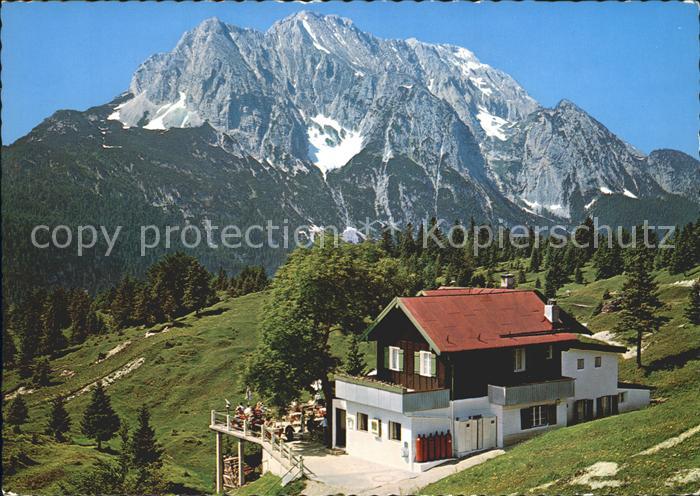 Mittenwald Bayern Kranzberghaus mit Wettersteinwand