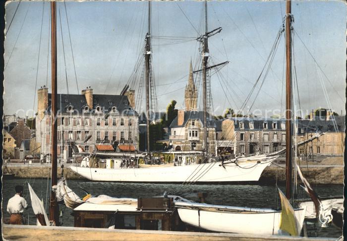 Paimpol Voiliers a Quai dans le Port
