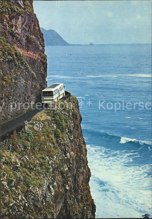 Madeira Portugal Strasse an der SteilkuesteBus