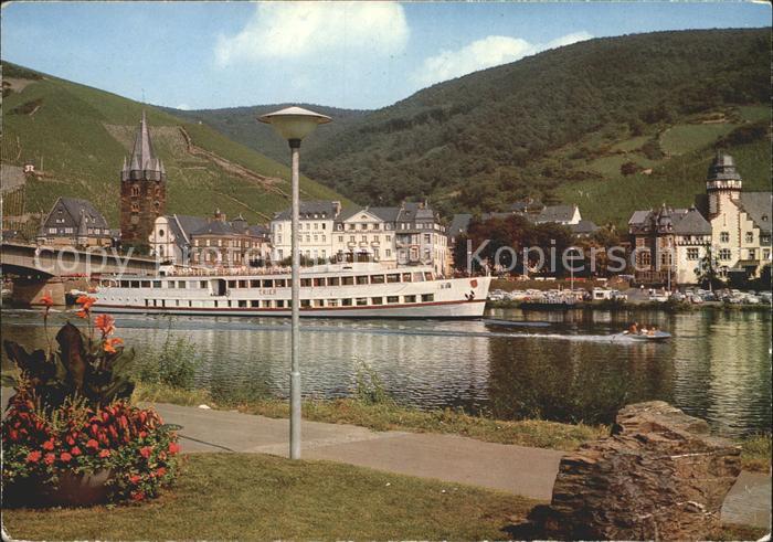 BERNKASTEL-KUES Berncastel Rheinland-Pfalz Partie an der Mosel mit Motorschiff T
