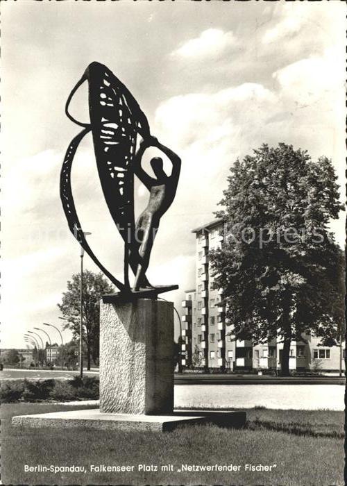 Spandau Falkenseer Platz mit Netzwerfender Fischer Skulptur