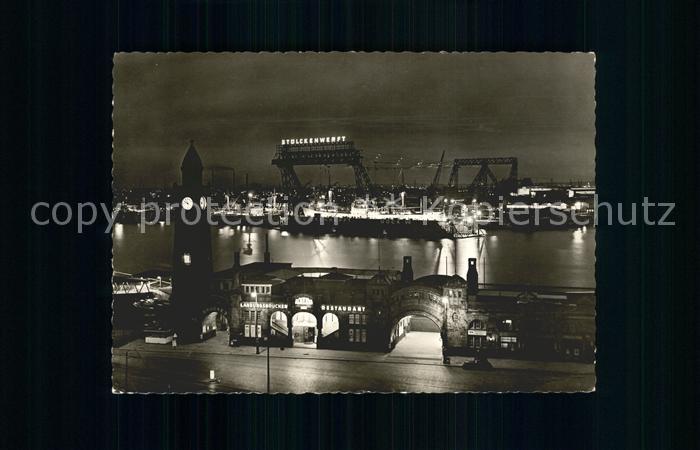 St Pauli Landungsbruecken bei Nacht