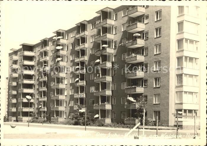 BERLIN  CITY Wohnblock am Waldeck-Park