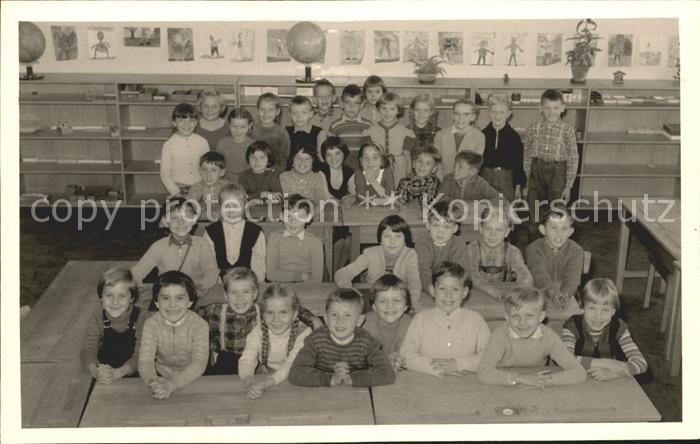 Schule School Ecole Escuela Scuola-- Schueler Klassenzimmer Gruppenfoto