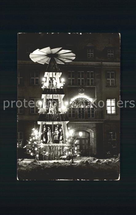 Ehrenfriedersdorf Erzgebirge Pyramide vor dem Kulturzentrum bei Nacht