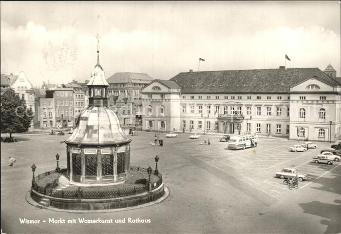 Wismar Mecklenburg Vorpommern Markt mit Wasserkunst und Rathaus