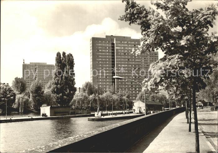 BERLIN  CITY Hochhaeuser am Fischerkietz mit Schleuse